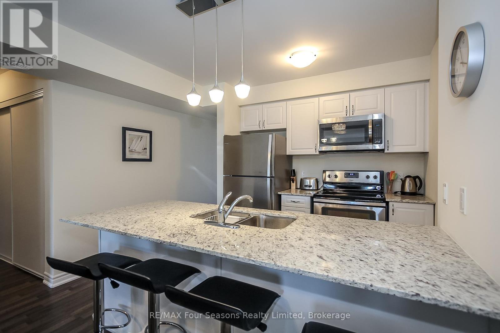 Photo 5 of 207 5 Anchorage Crescent, Collingwood ON