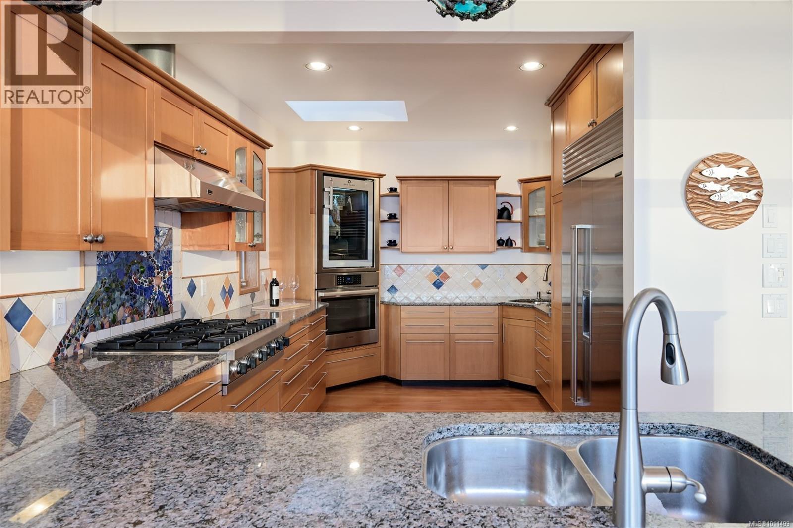 Photo 23 of 4971 Cordova Bay Rd, Saanich BC