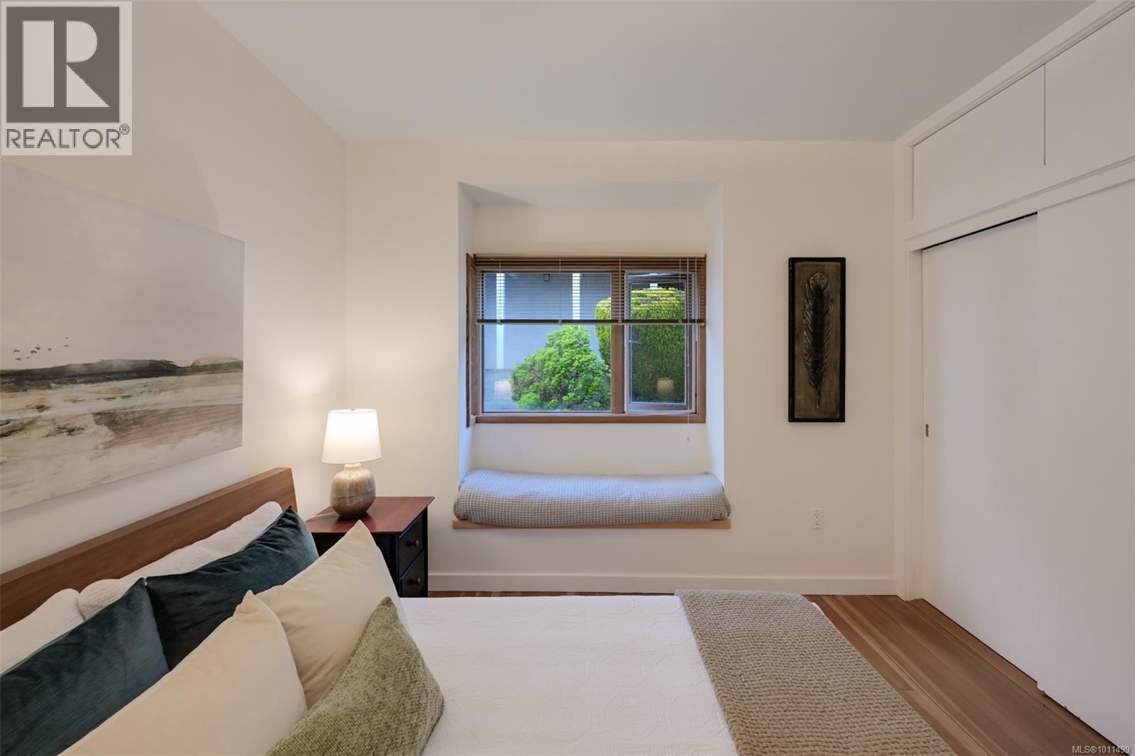 Photo 4 of 4971 Cordova Bay Rd, Saanich BC