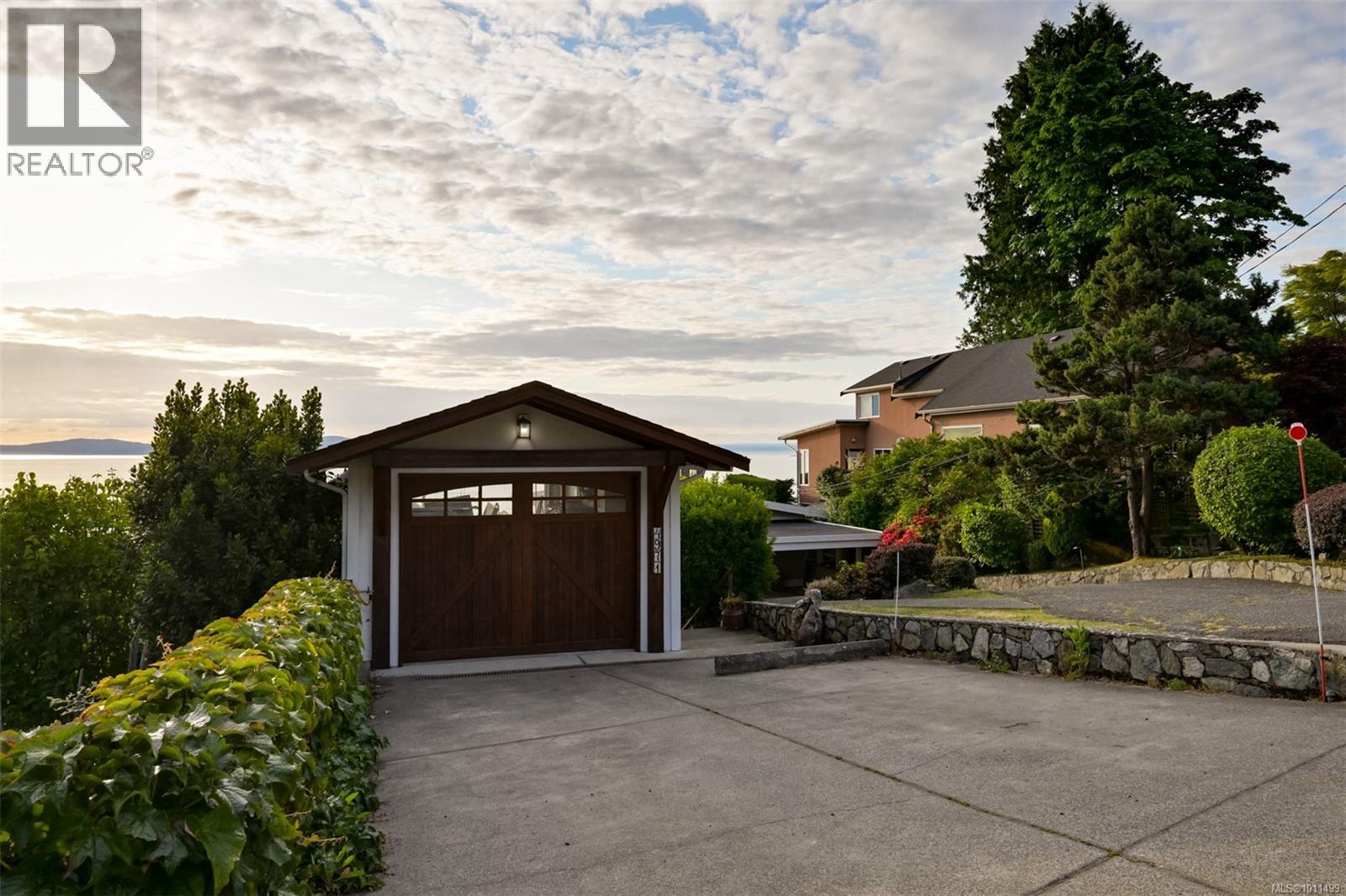 Photo 25 of 4971 Cordova Bay Rd, Saanich BC