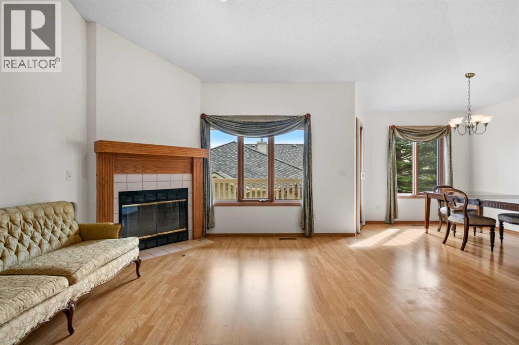 Single Family House for Sale in  Edgepark Villas NW Edgemont Calgary 