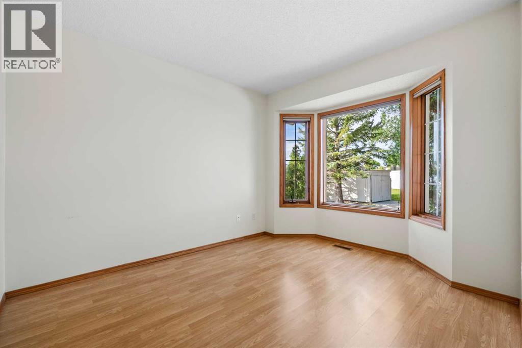 Single Family House for Sale in  Edgepark Villas NW Edgemont Calgary 