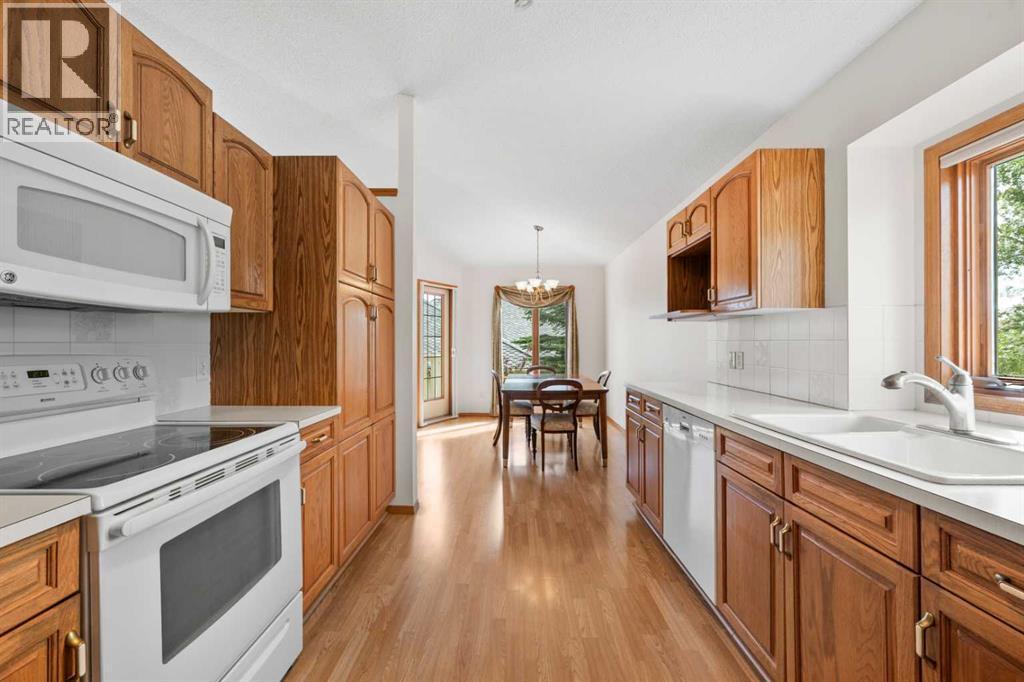 Single Family House for Sale in  Edgepark Villas NW Edgemont Calgary 