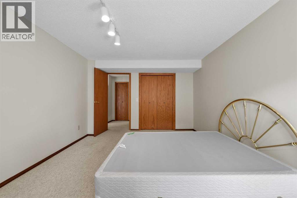 Single Family House for Sale in  Edgepark Villas NW Edgemont Calgary 