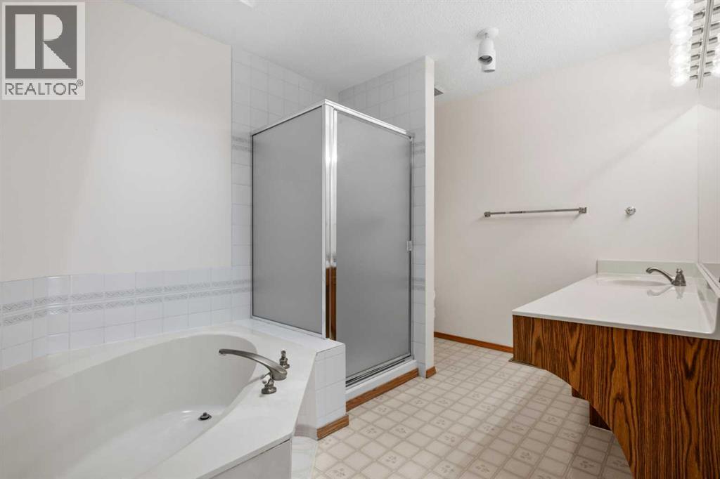 Single Family House for Sale in  Edgepark Villas NW Edgemont Calgary 