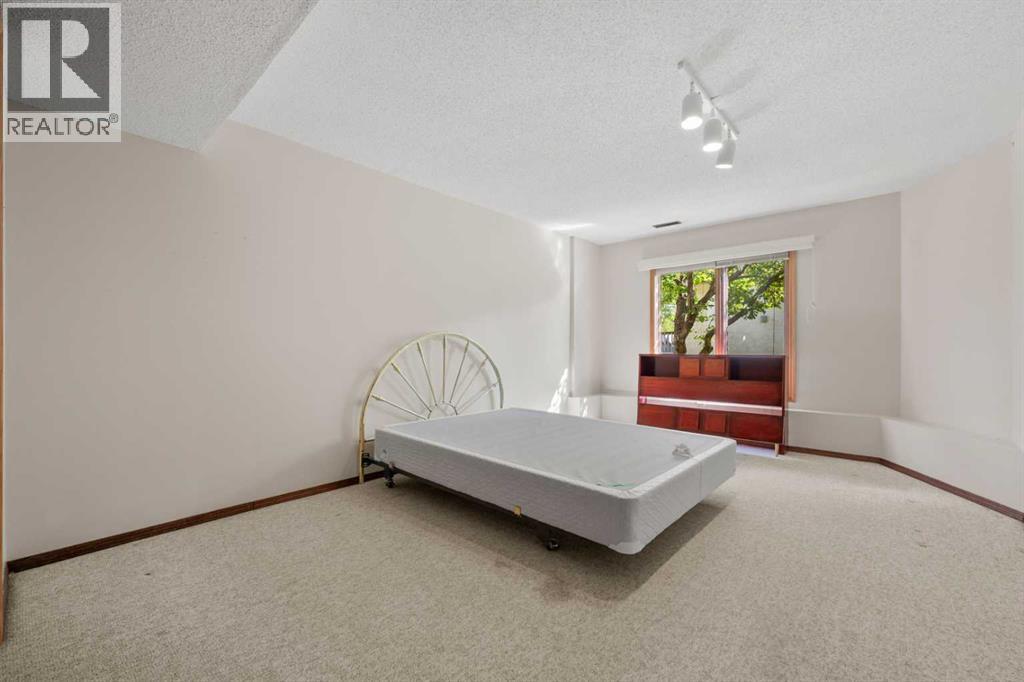 Single Family House for Sale in  Edgepark Villas NW Edgemont Calgary 