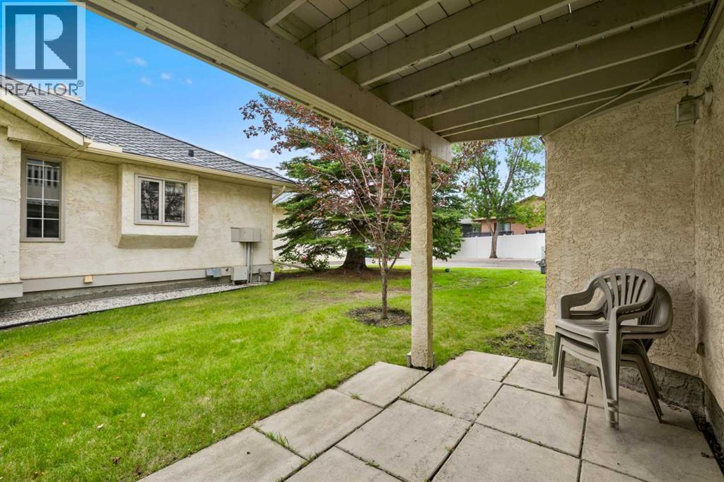 Single Family House for Sale in  Edgepark Villas NW Edgemont Calgary 