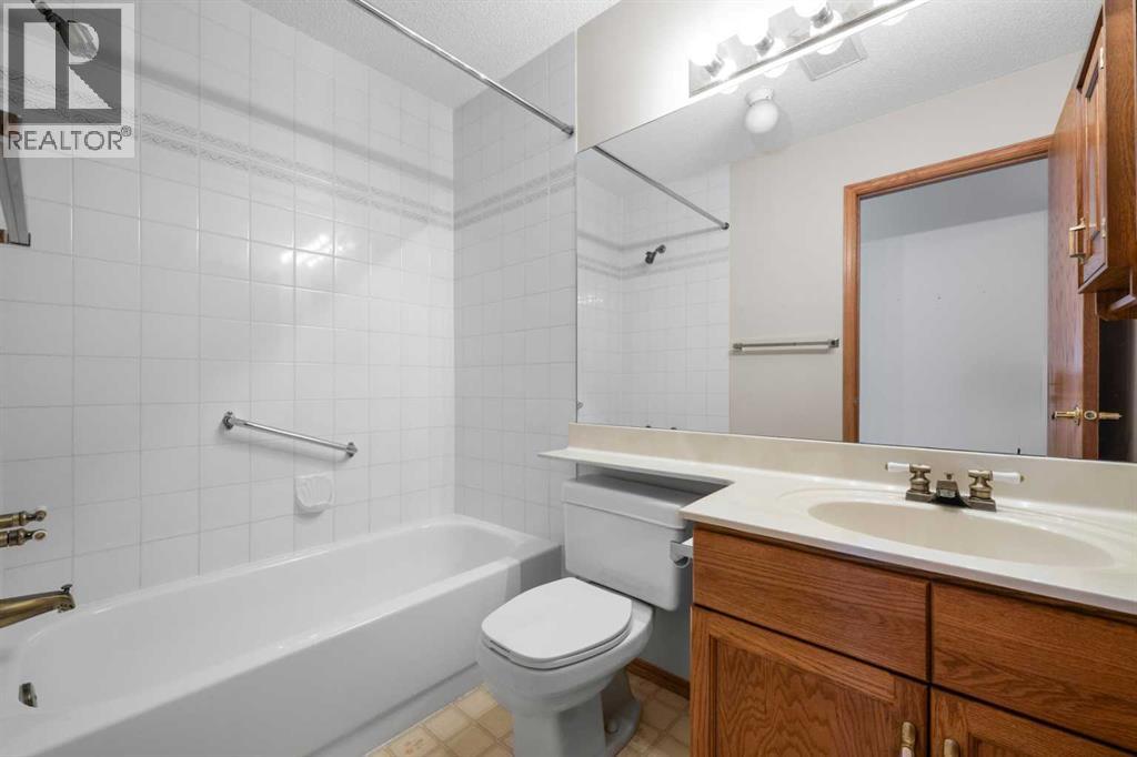 Single Family House for Sale in  Edgepark Villas NW Edgemont Calgary 