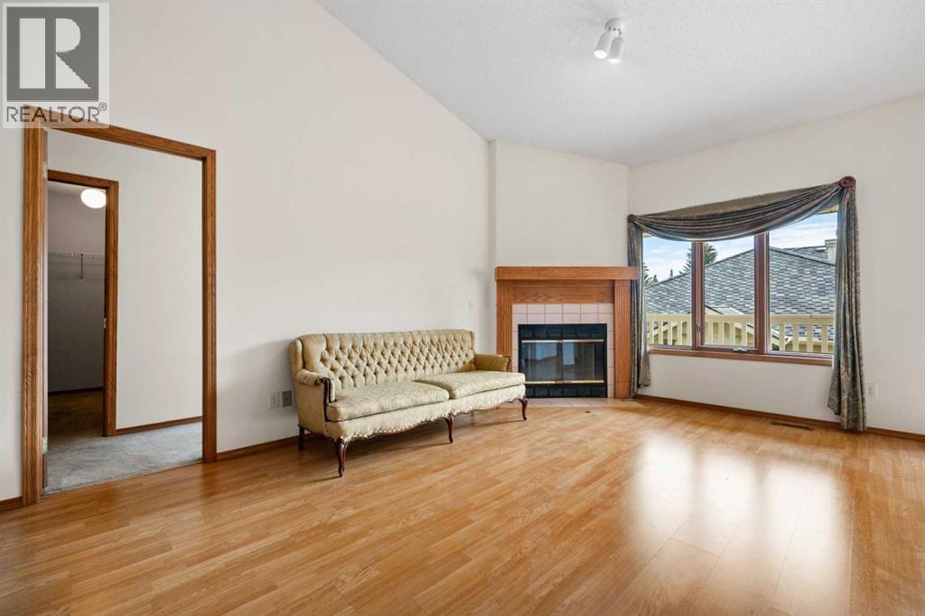Single Family House for Sale in  Edgepark Villas NW Edgemont Calgary 