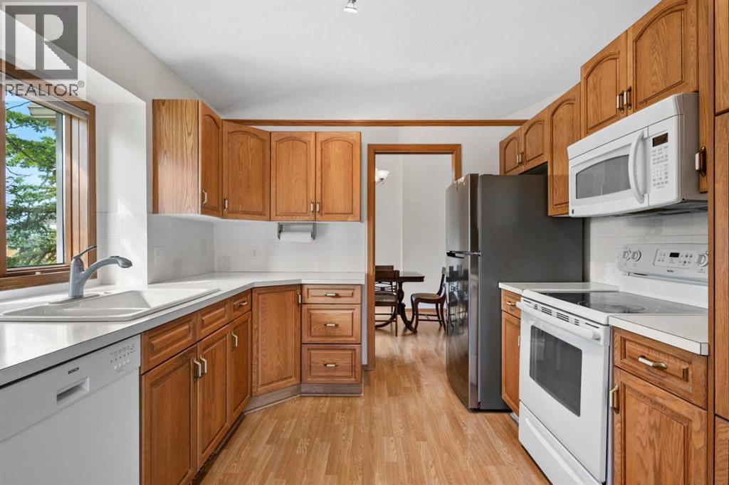 Single Family House for Sale in  Edgepark Villas NW Edgemont Calgary 