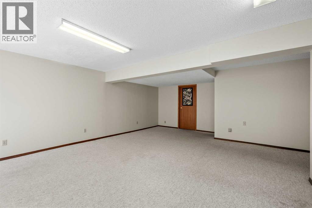 Single Family House for Sale in  Edgepark Villas NW Edgemont Calgary 
