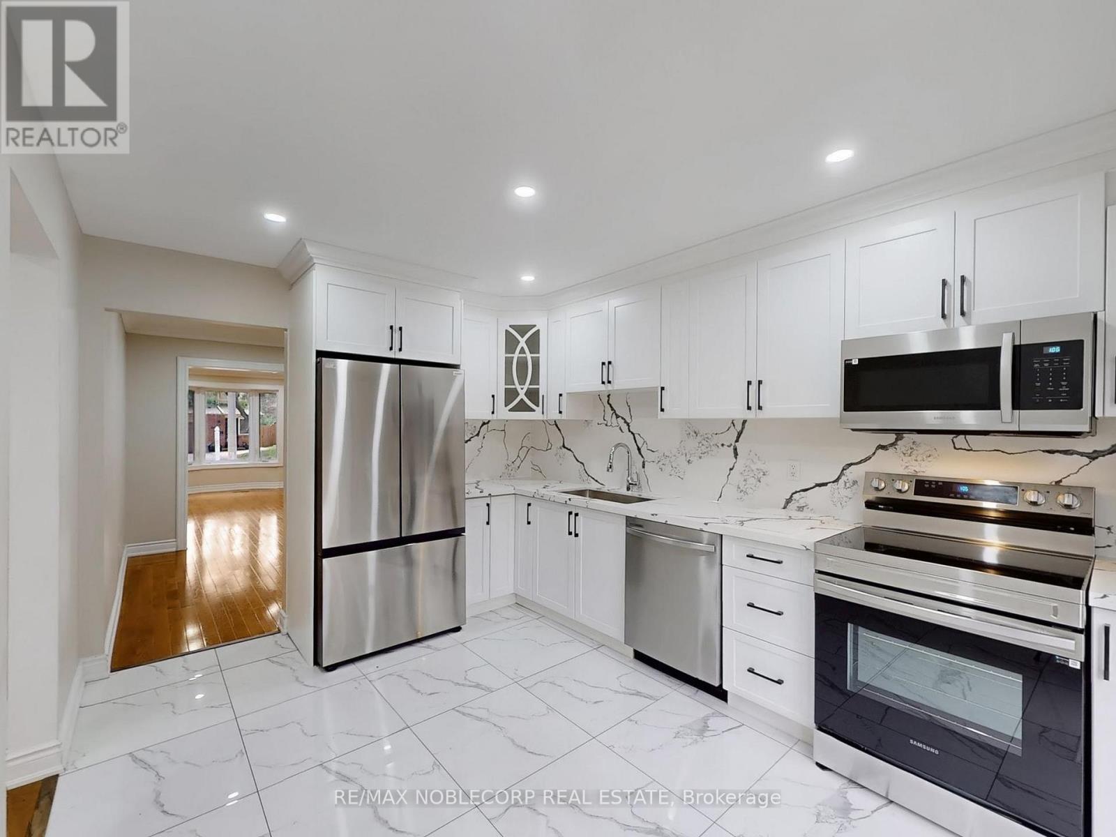 Photo 11 of 892 Sweetwater Crescent, Mississauga ON