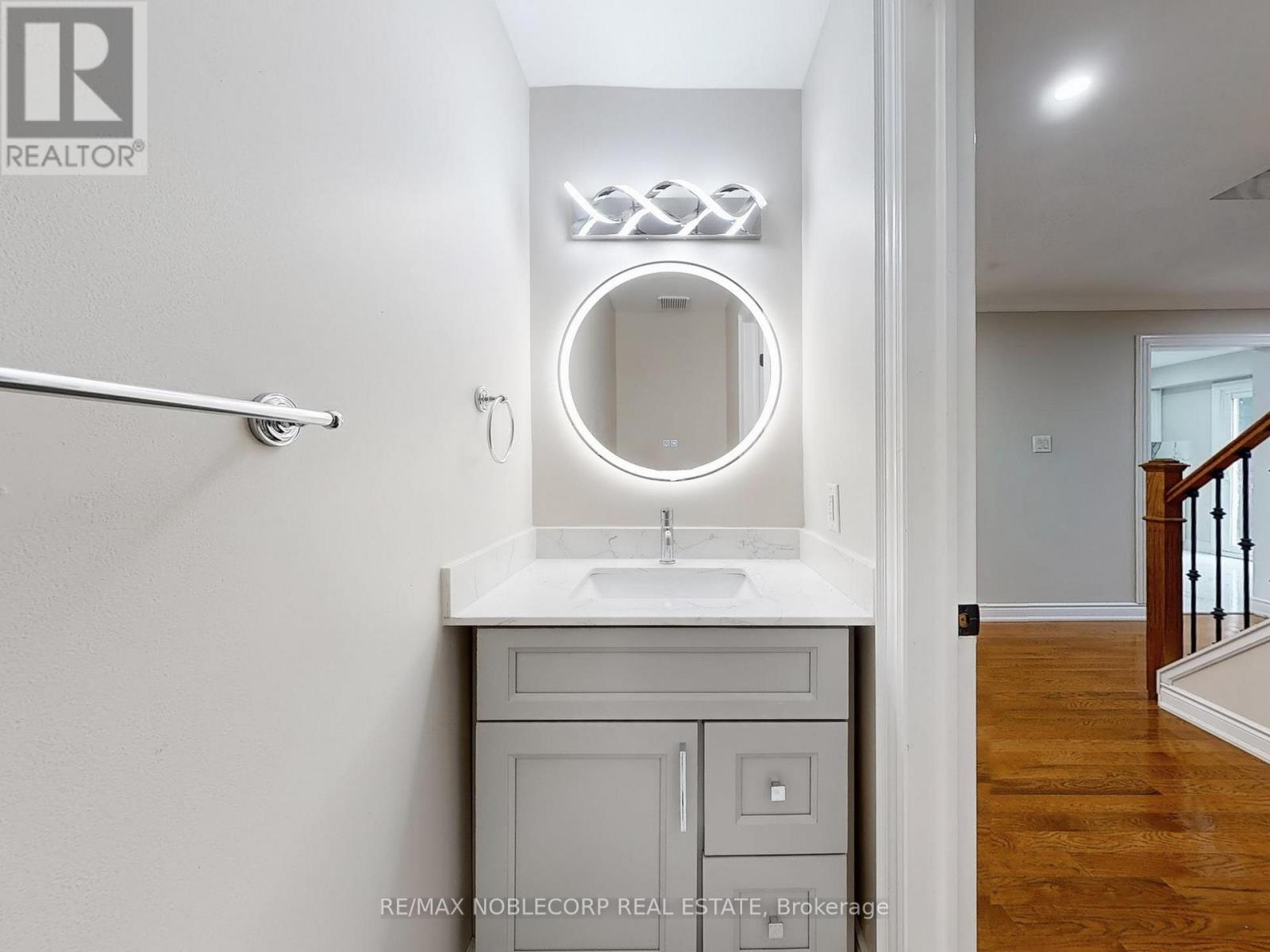 Photo 13 of 892 Sweetwater Crescent, Mississauga ON