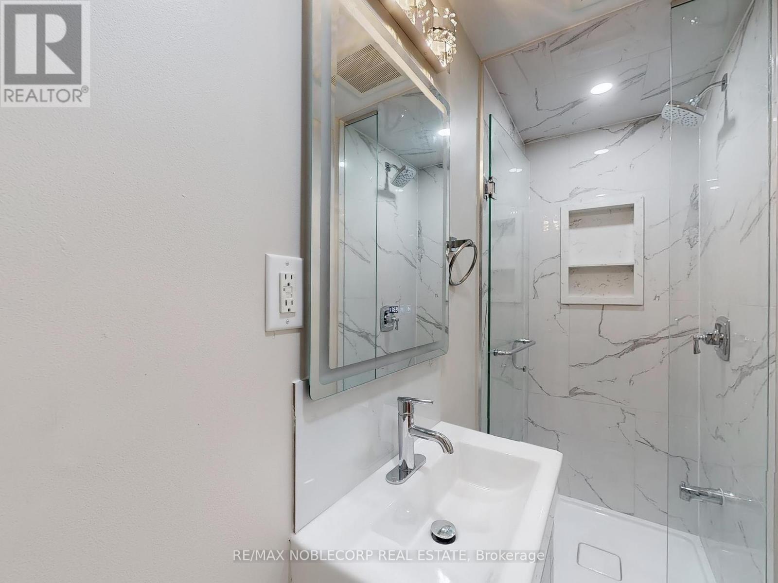 Photo 19 of 892 Sweetwater Crescent, Mississauga ON