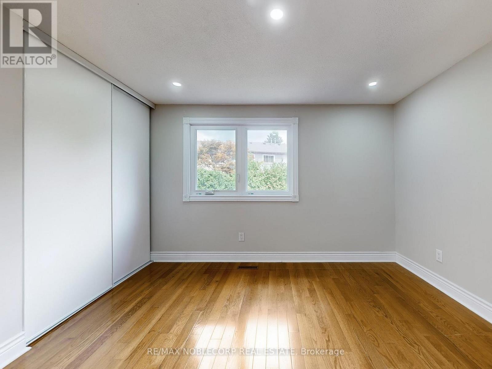 Photo 21 of 892 Sweetwater Crescent, Mississauga ON