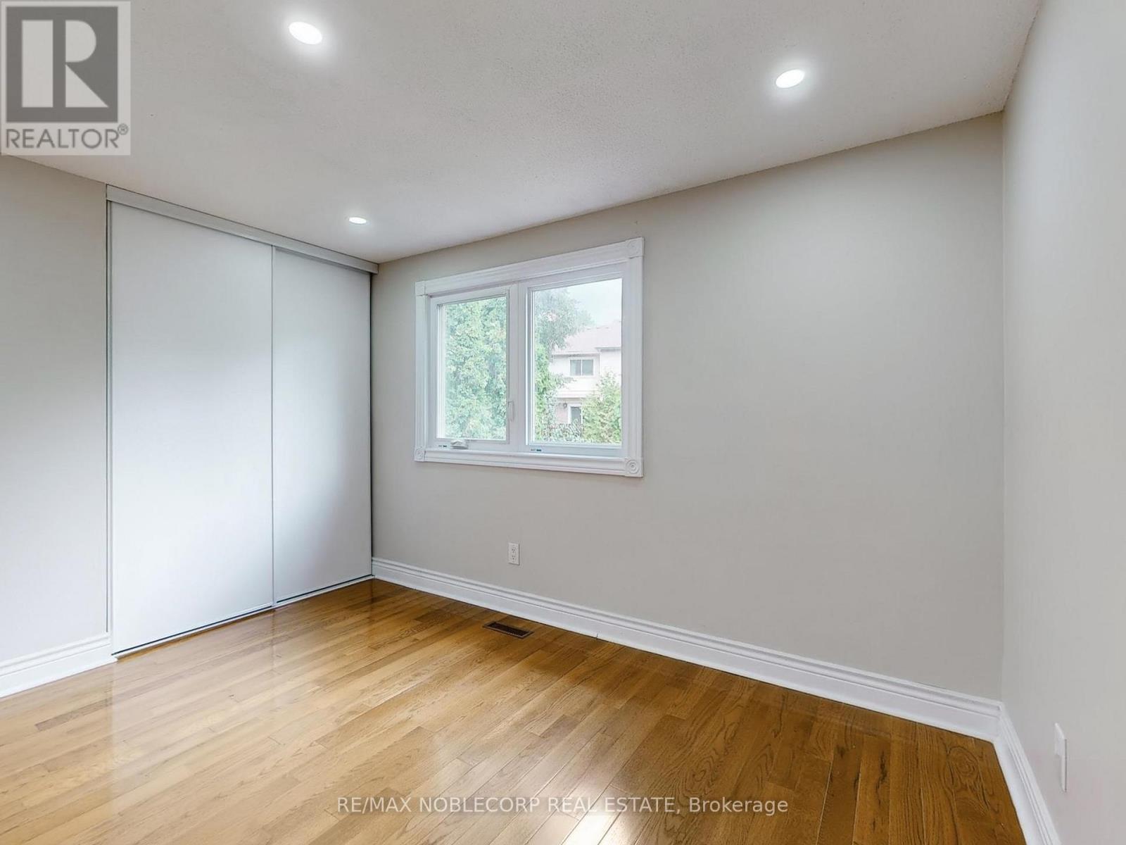 Photo 22 of 892 Sweetwater Crescent, Mississauga ON