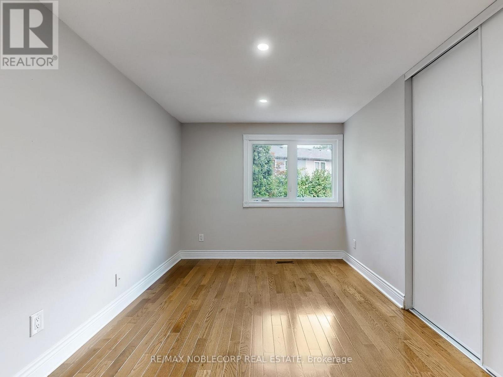 Photo 27 of 892 Sweetwater Crescent, Mississauga ON