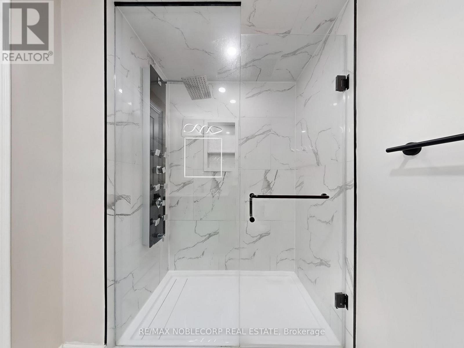 Photo 31 of 892 Sweetwater Crescent, Mississauga ON