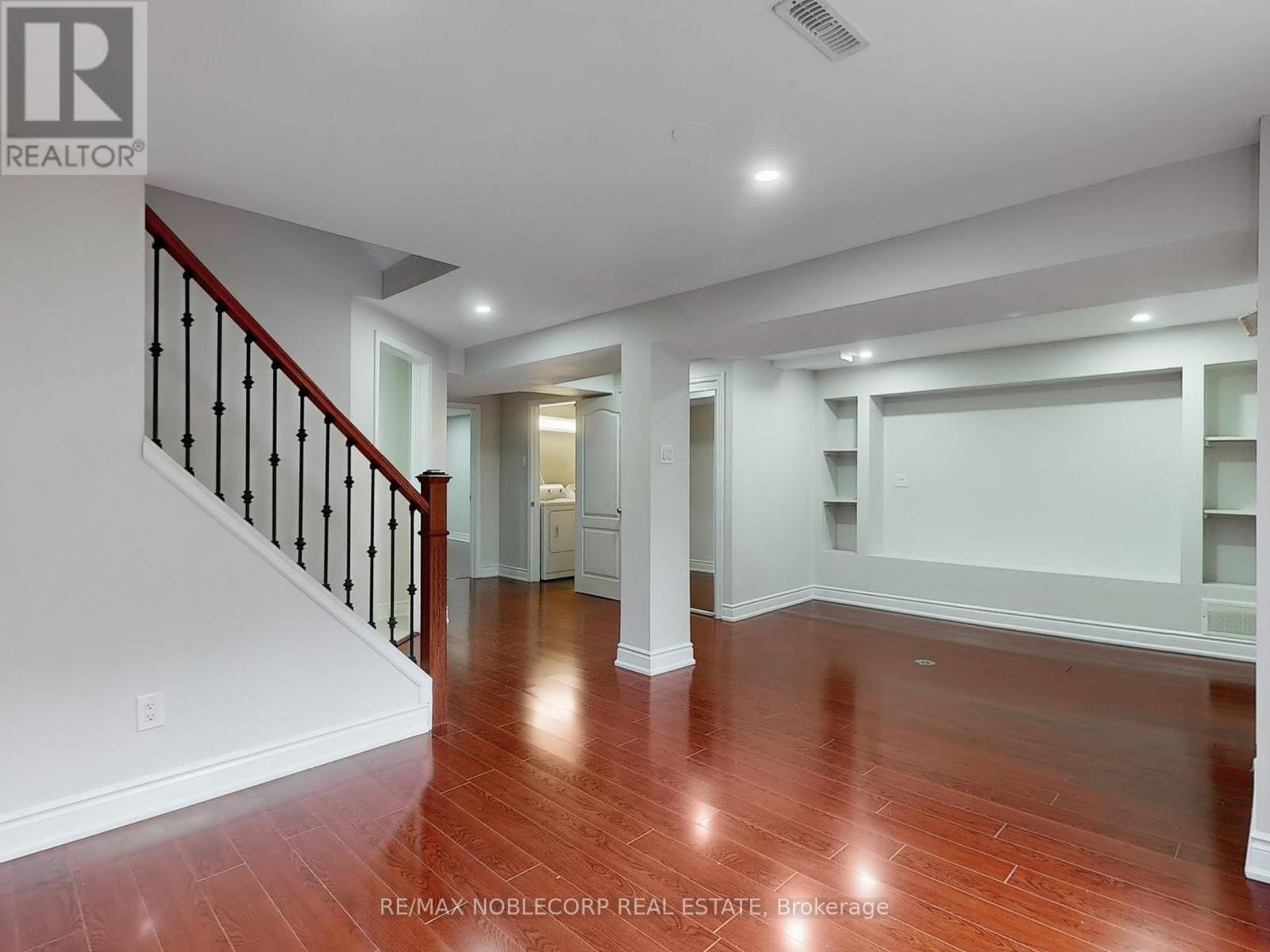 Photo 34 of 892 Sweetwater Crescent, Mississauga ON