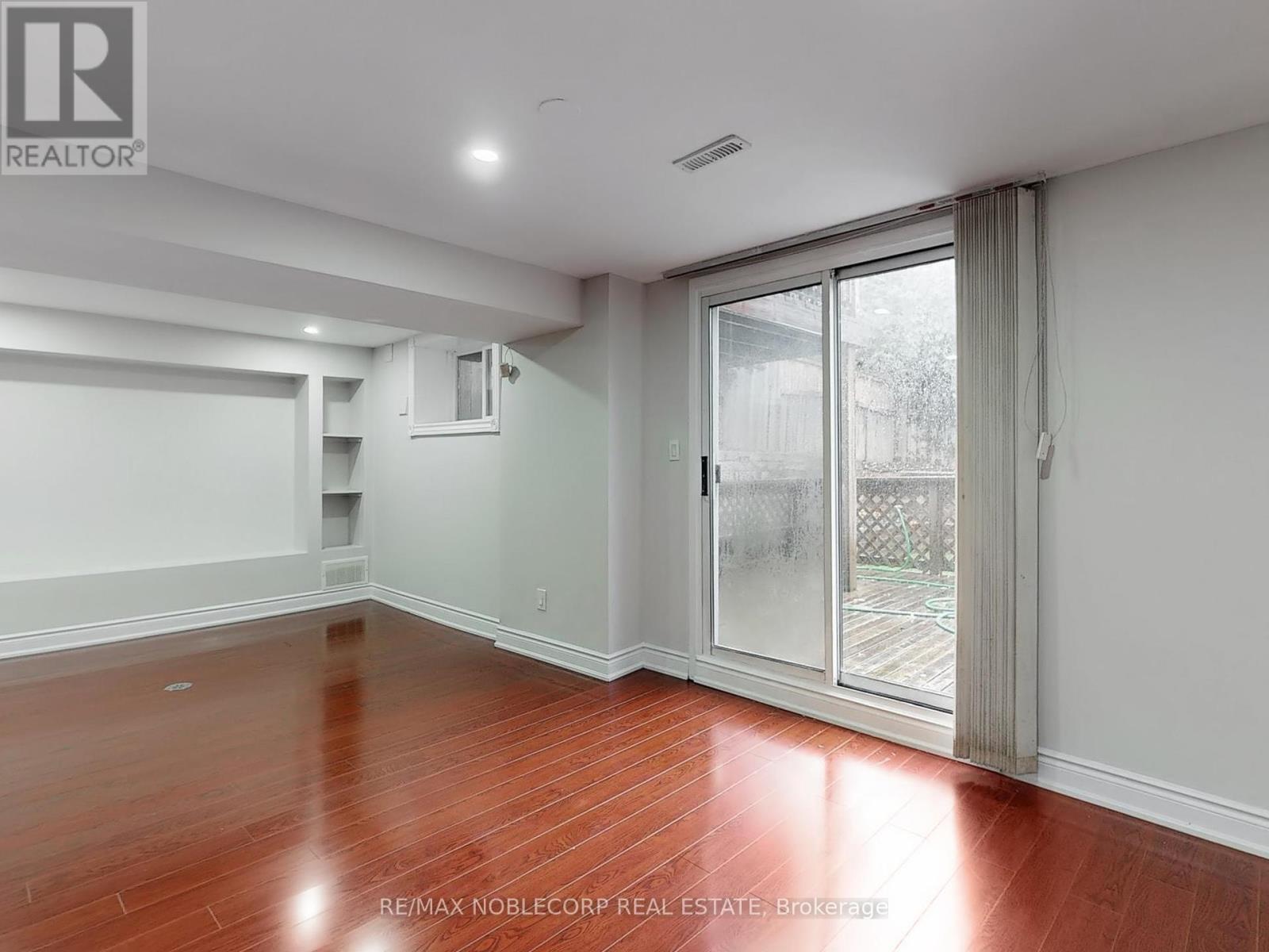 Photo 35 of 892 Sweetwater Crescent, Mississauga ON
