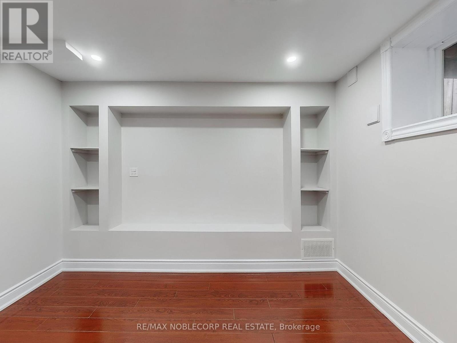 Photo 36 of 892 Sweetwater Crescent, Mississauga ON