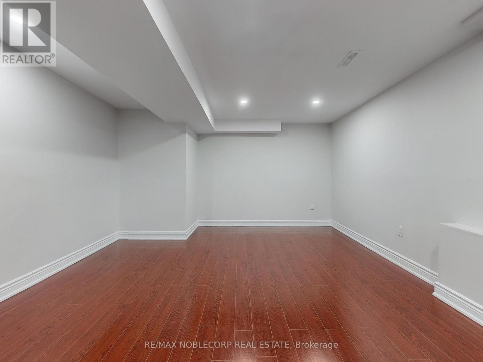 Photo 39 of 892 Sweetwater Crescent, Mississauga ON