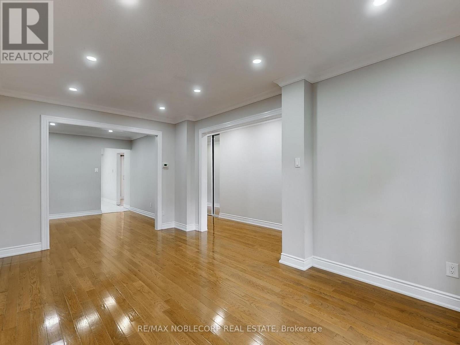 Photo 4 of 892 Sweetwater Crescent, Mississauga ON