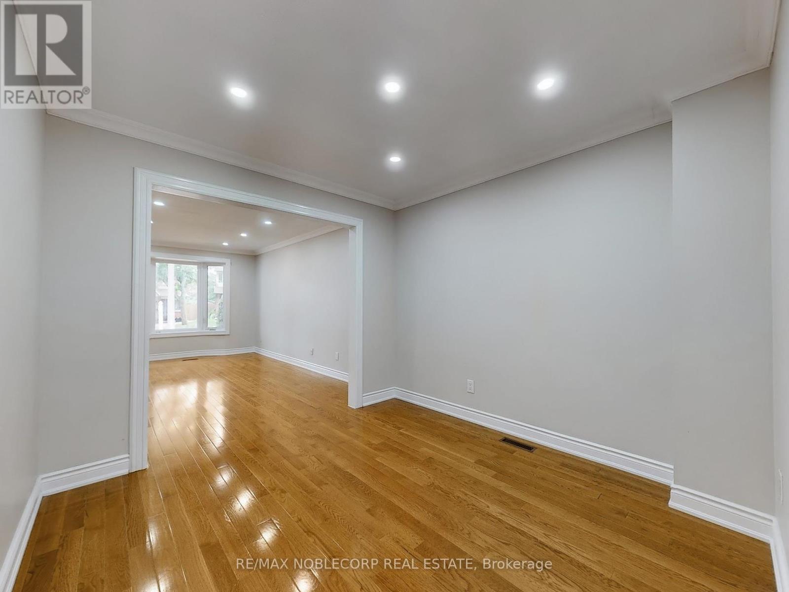 Photo 6 of 892 Sweetwater Crescent, Mississauga ON