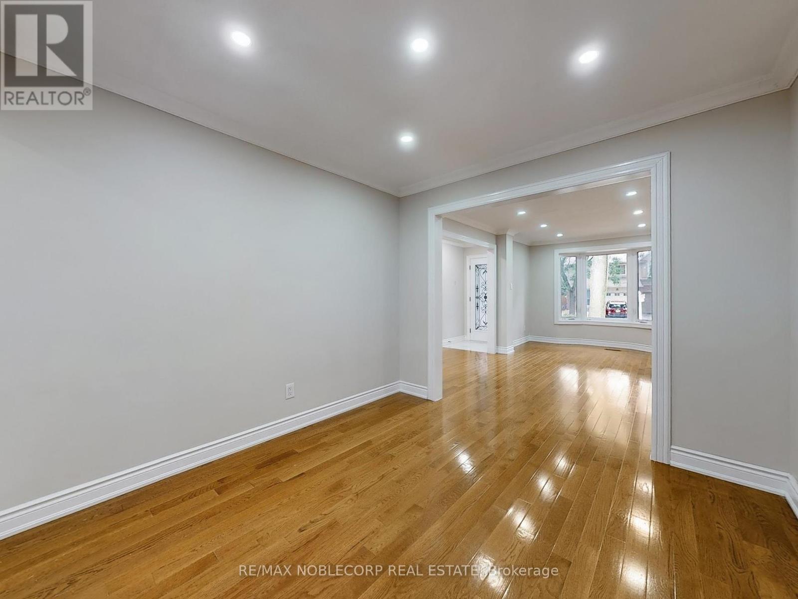 Photo 7 of 892 Sweetwater Crescent, Mississauga ON