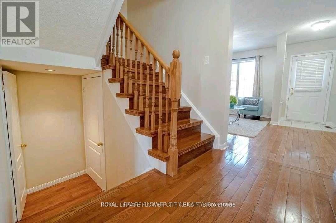 Photo 5 of 65 Tianalee Crescent, Brampton ON