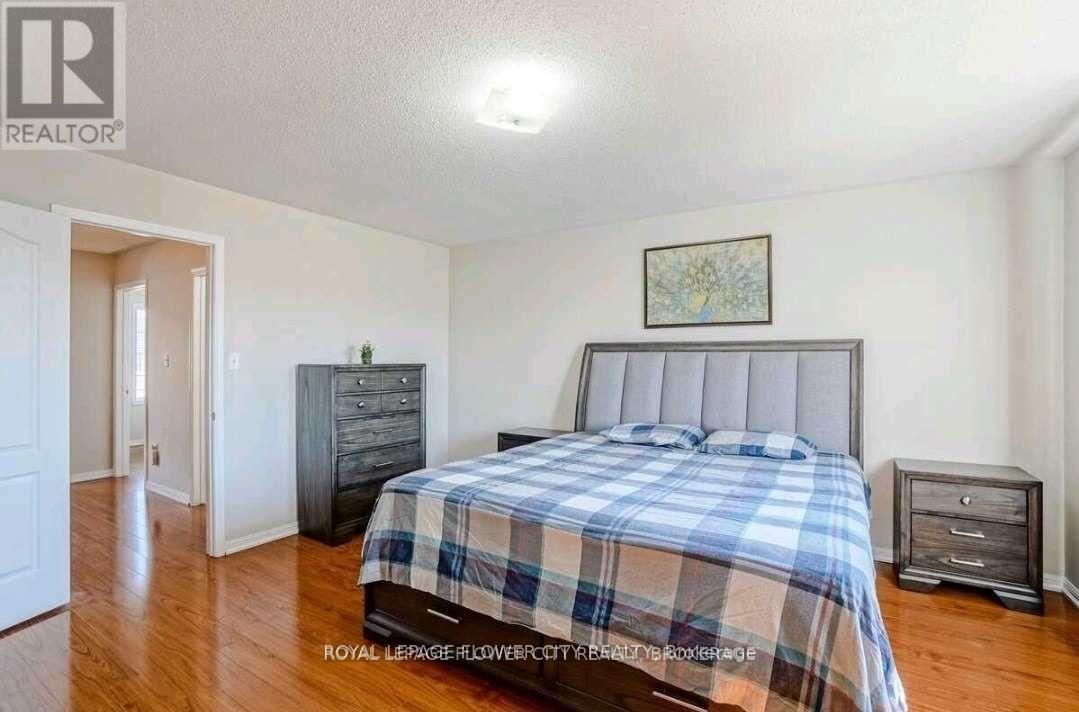 Photo 4 of 65 Tianalee Crescent, Brampton ON