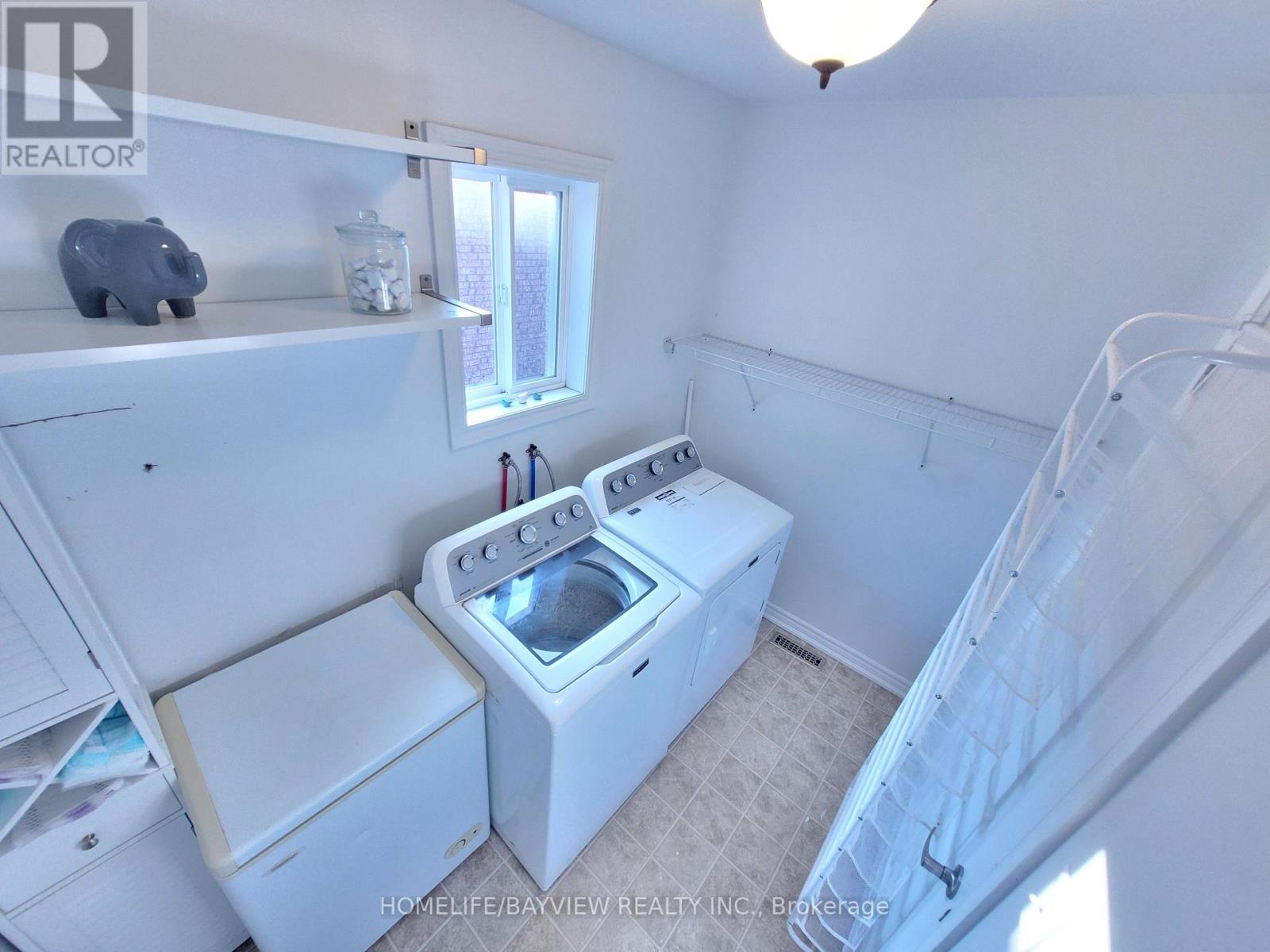 Photo 2 of 44 Thicketwood Avenue, Barrie ON
