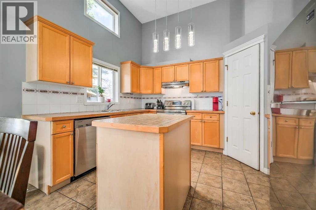 Single Family House 4 Level for Sale in  Country Hills Cove NW Country Hills Calgary 