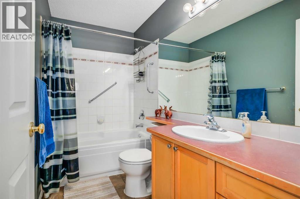Single Family House 4 Level for Sale in  Country Hills Cove NW Country Hills Calgary 