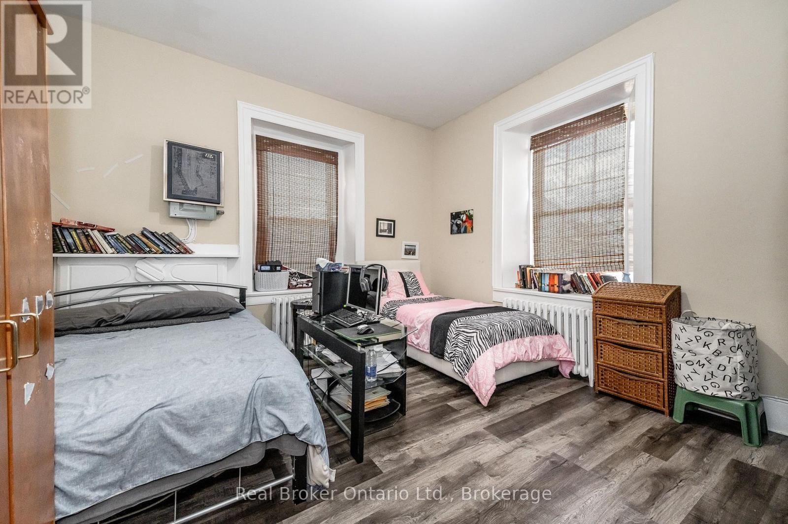 Photo 7 of 26 Queen Street E, Cambridge ON