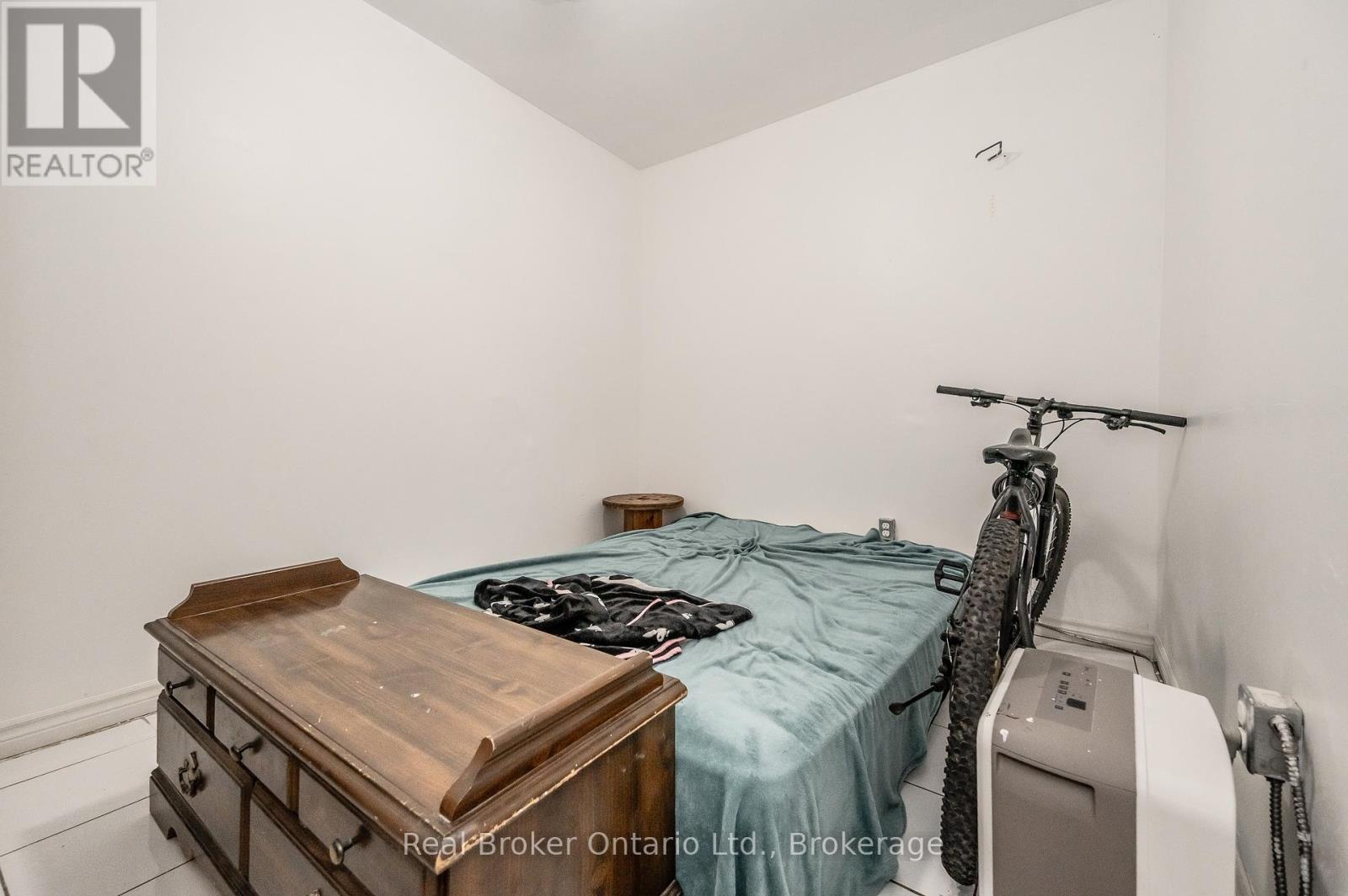 Photo 20 of 26 Queen Street E, Cambridge ON