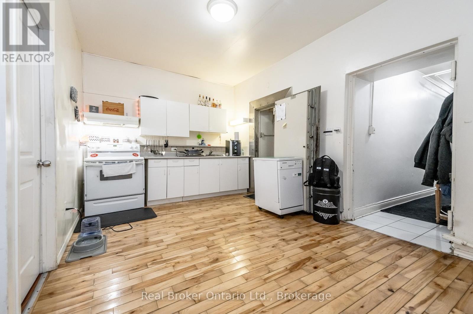 Photo 10 of 26 Queen Street E, Cambridge ON