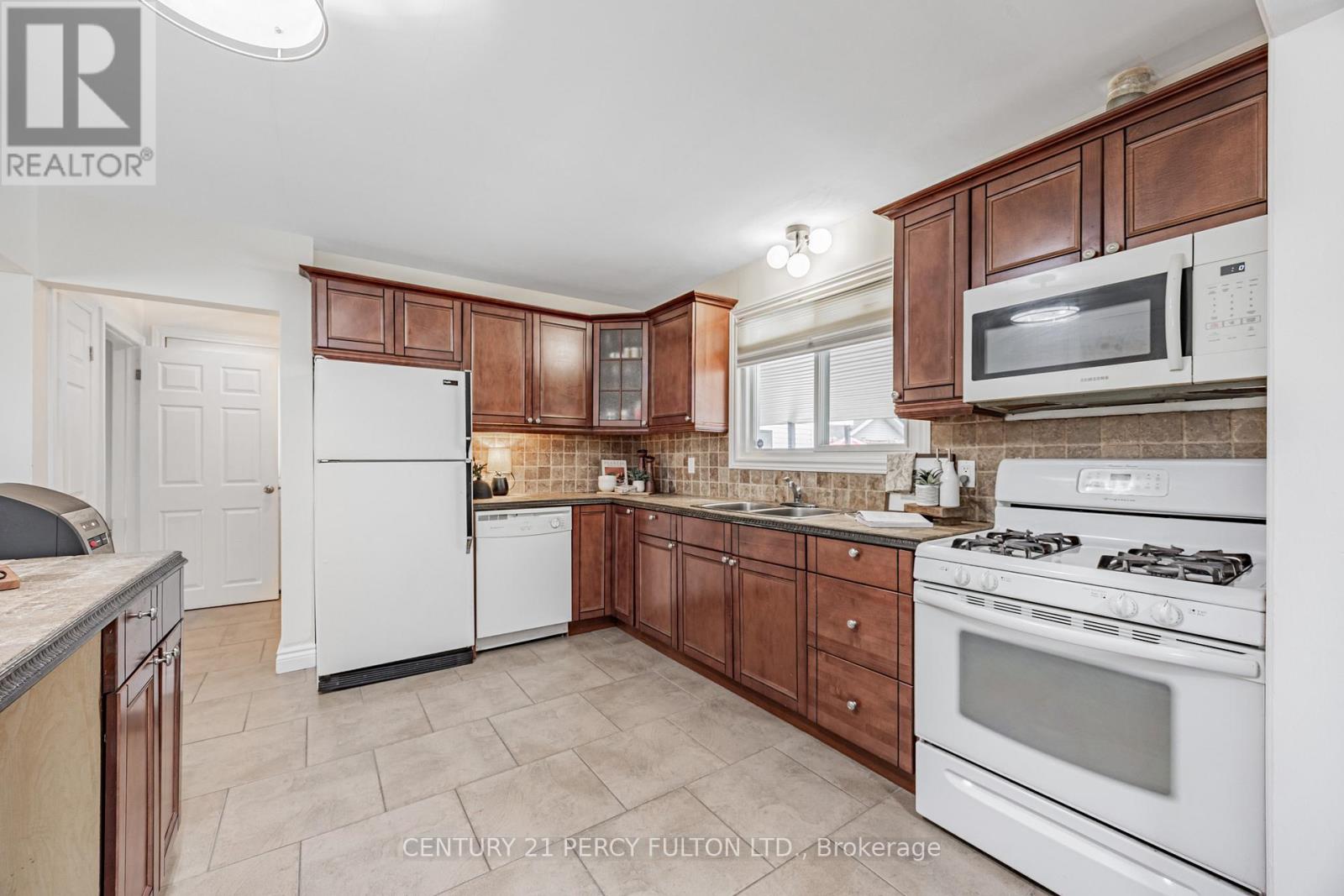 Photo 11 of 904 Somerville Street, Oshawa ON