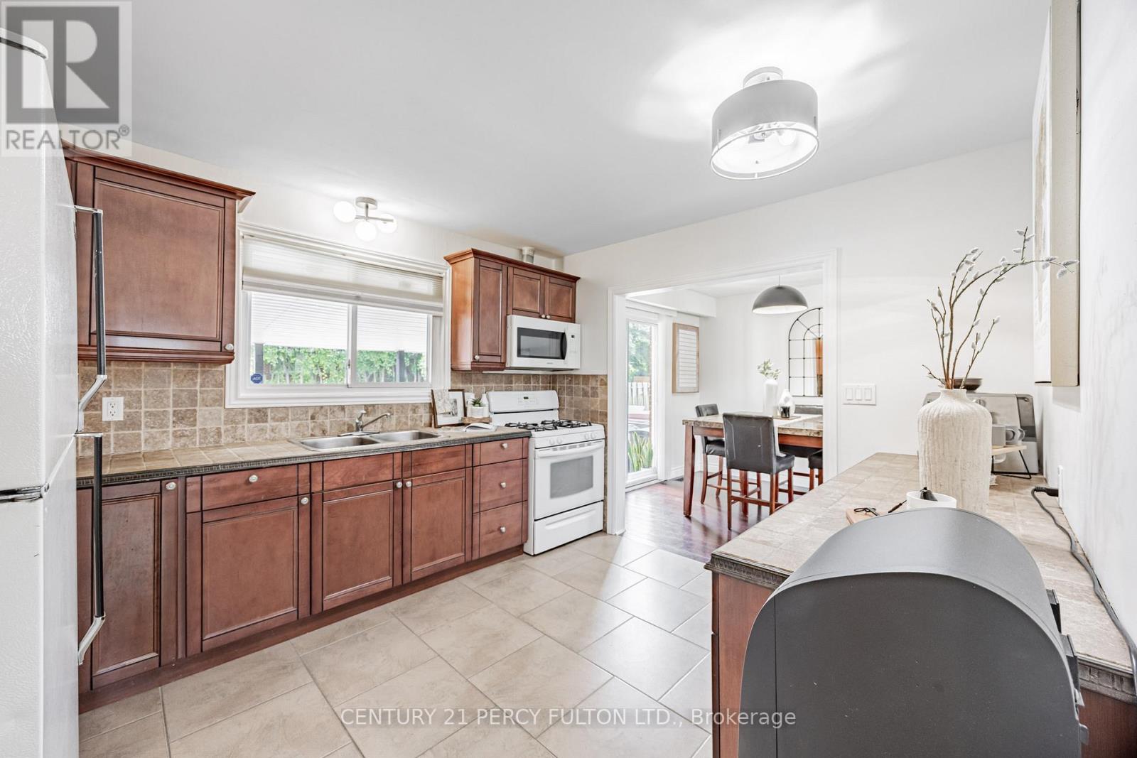 Photo 12 of 904 Somerville Street, Oshawa ON