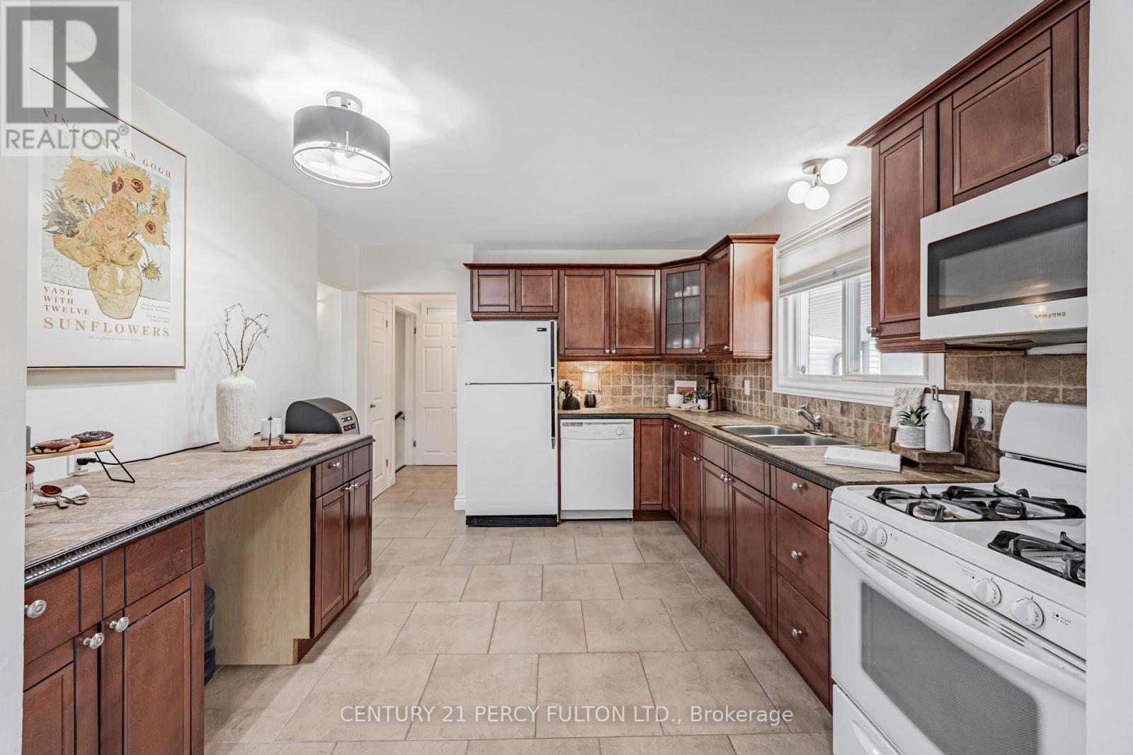 Photo 13 of 904 Somerville Street, Oshawa ON