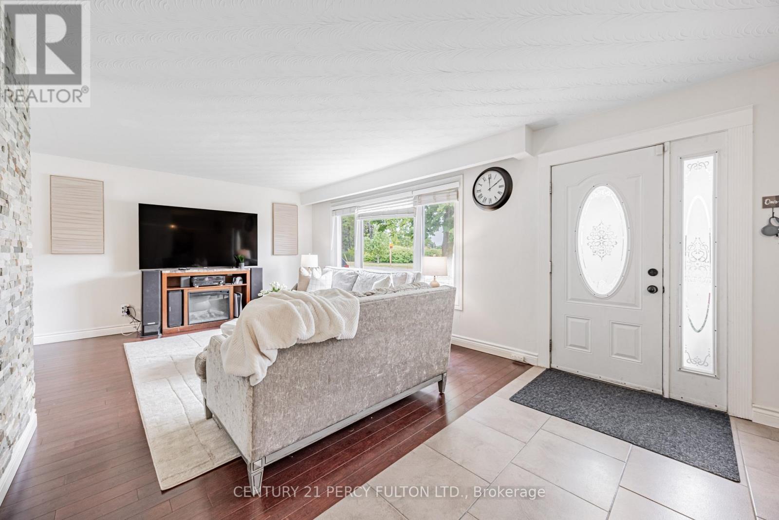 Photo 4 of 904 Somerville Street, Oshawa ON