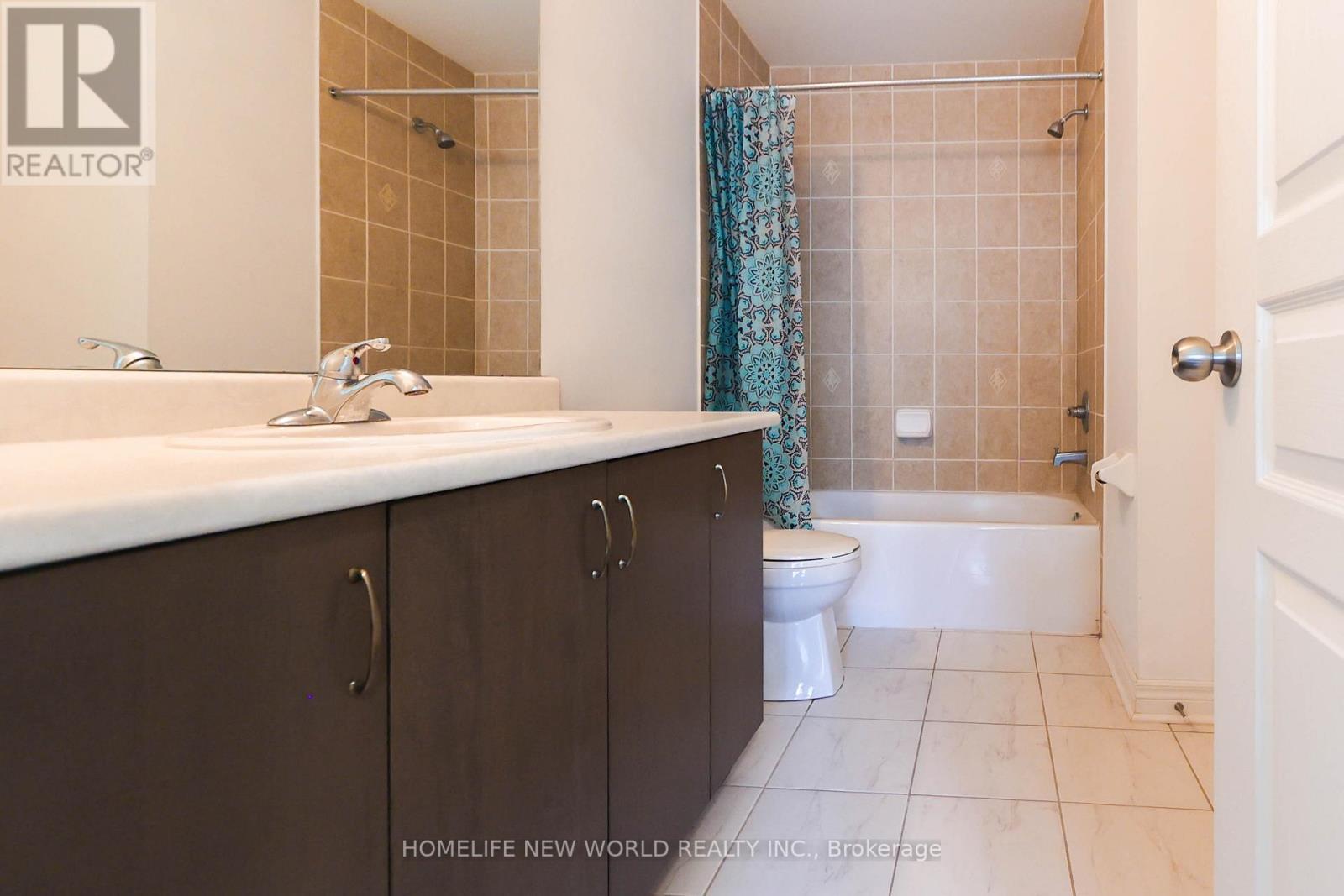 Photo 13 of Main 41 Pulpwood Crescent, Richmond Hill ON