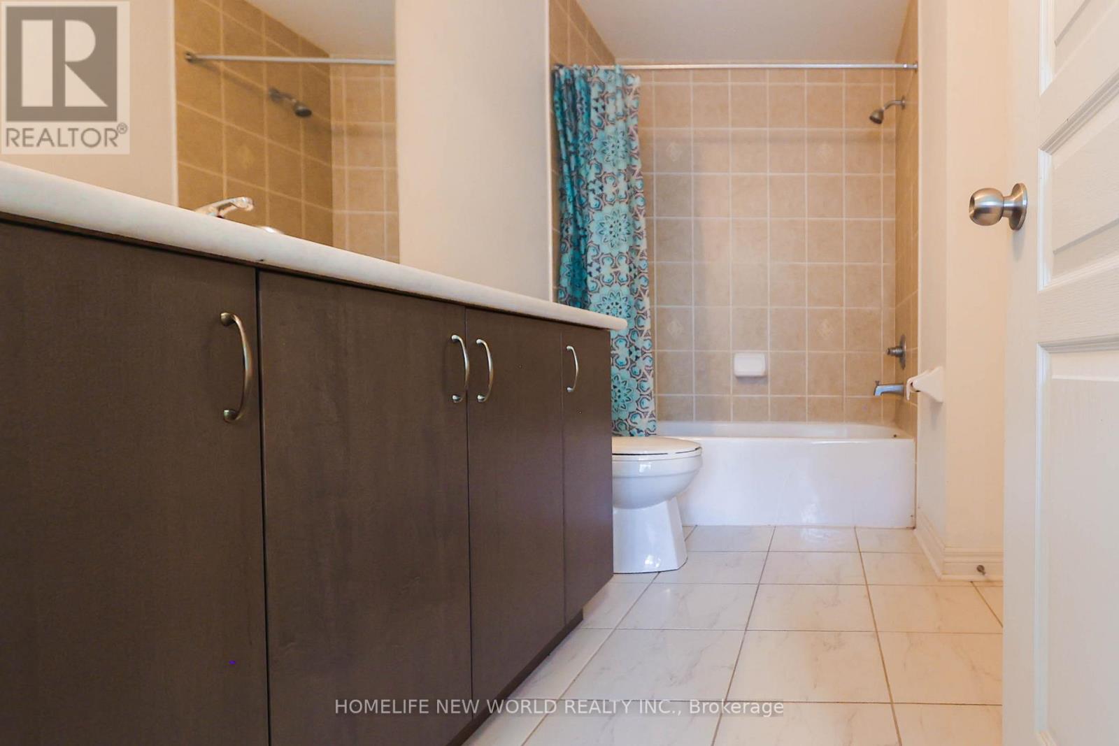 Photo 11 of Main 41 Pulpwood Crescent, Richmond Hill ON