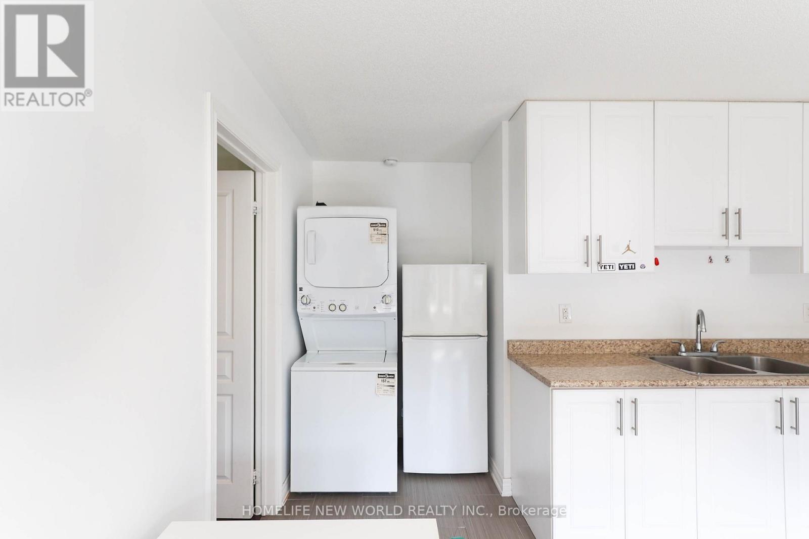 Photo 7 of Main 41 Pulpwood Crescent, Richmond Hill ON