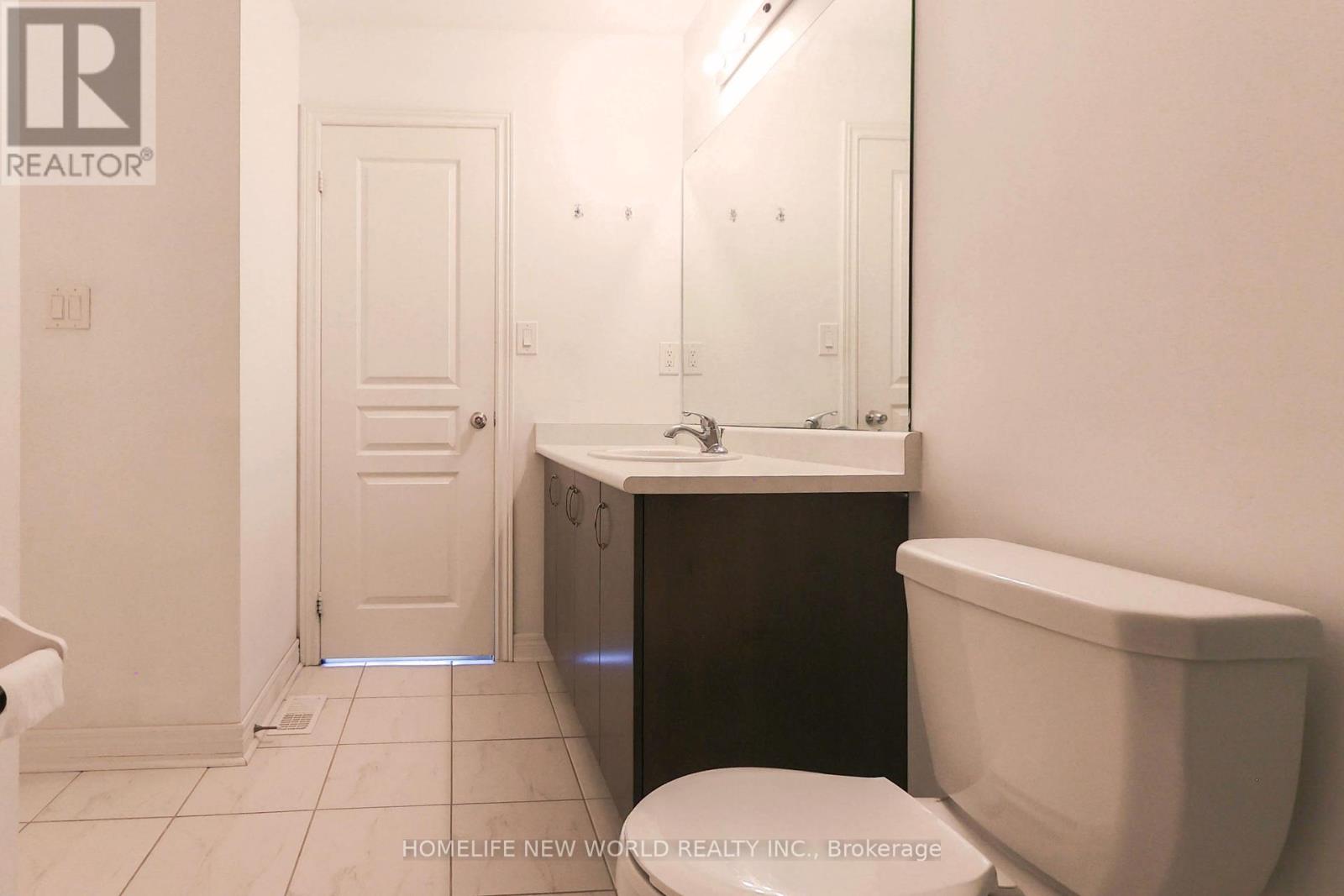Photo 3 of Main 41 Pulpwood Crescent, Richmond Hill ON