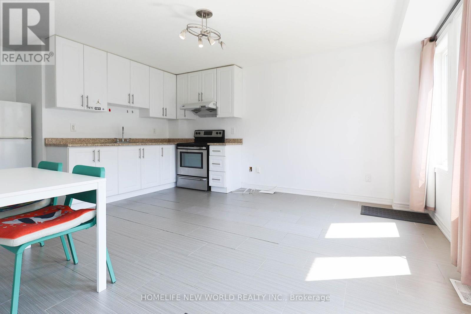 Photo 6 of Main 41 Pulpwood Crescent, Richmond Hill ON