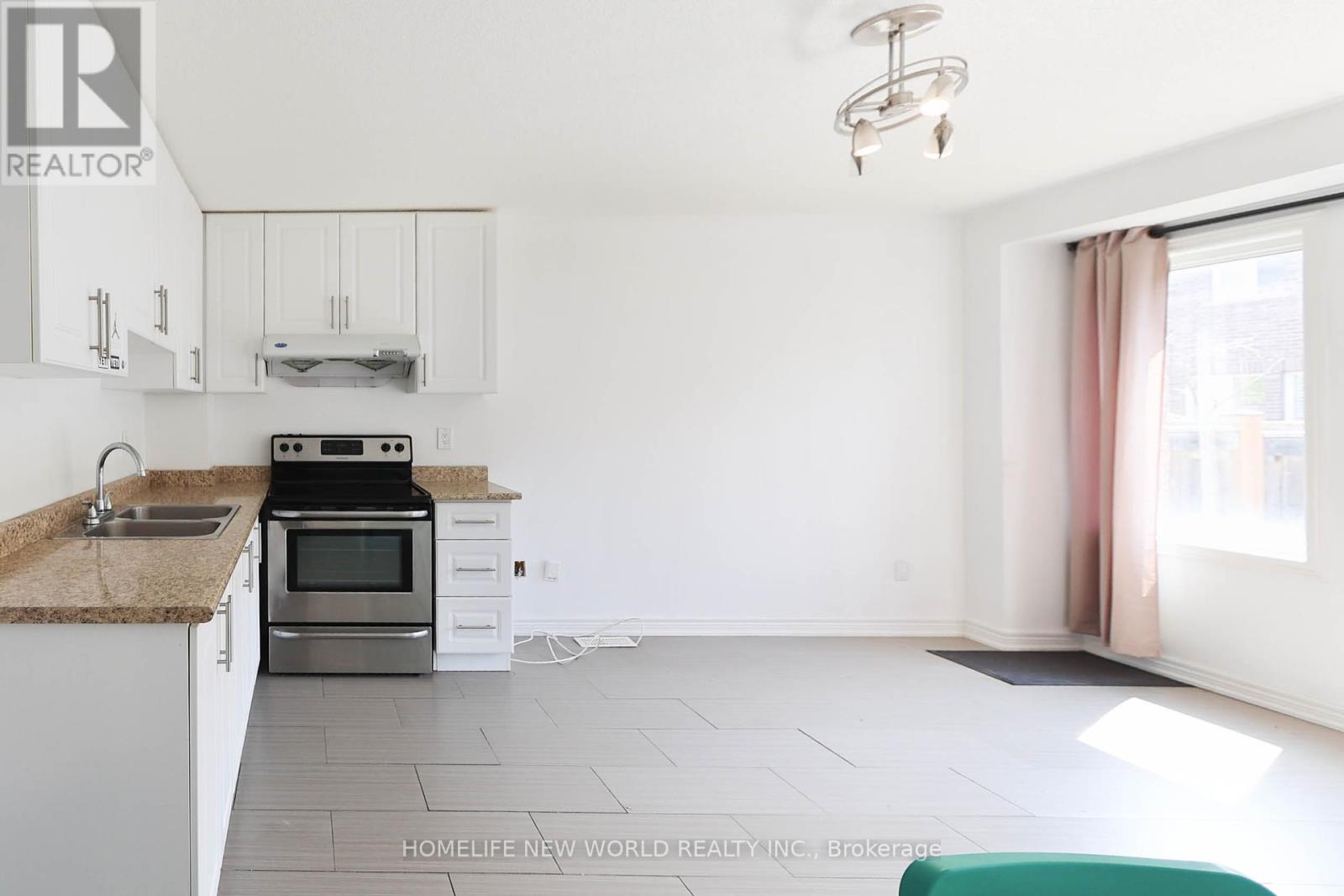 Photo 4 of Main 41 Pulpwood Crescent, Richmond Hill ON