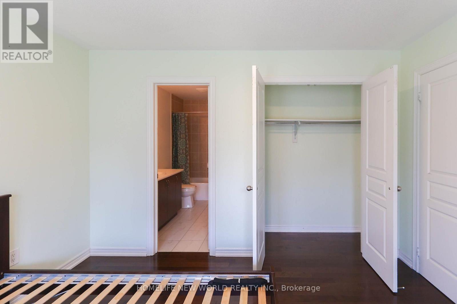 Photo 5 of Main 41 Pulpwood Crescent, Richmond Hill ON