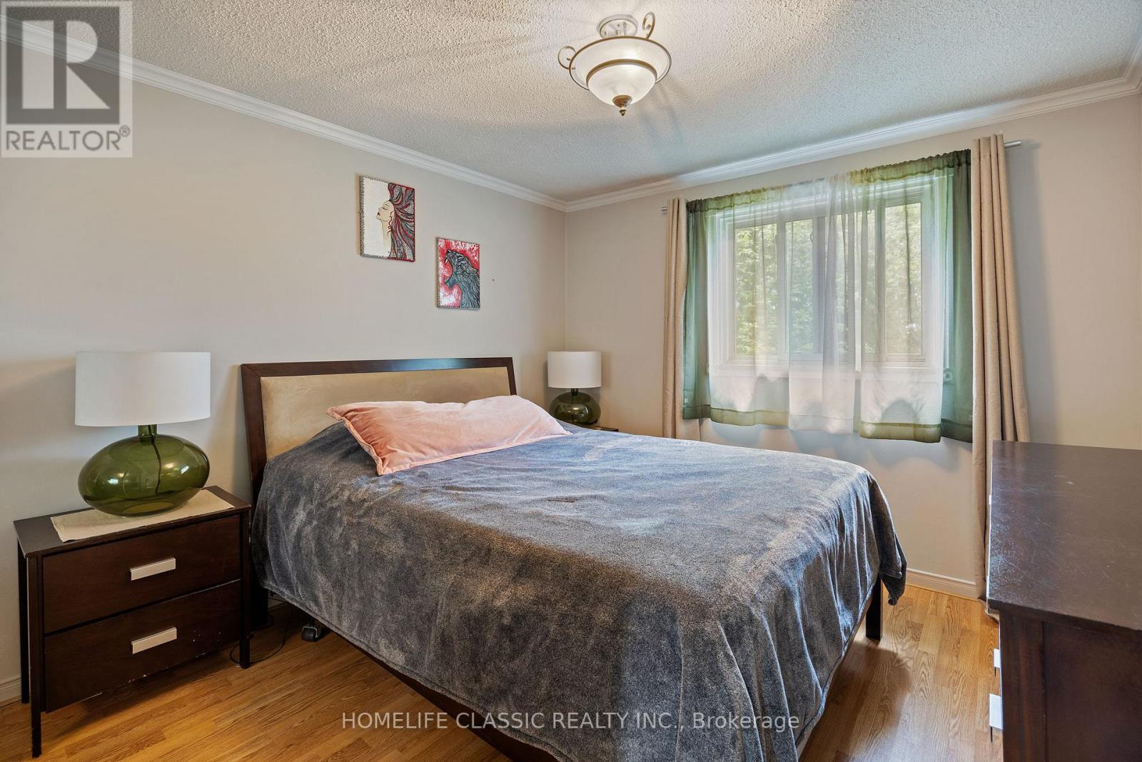 Photo 7 of 93 North Meadow Crescent, Vaughan ON