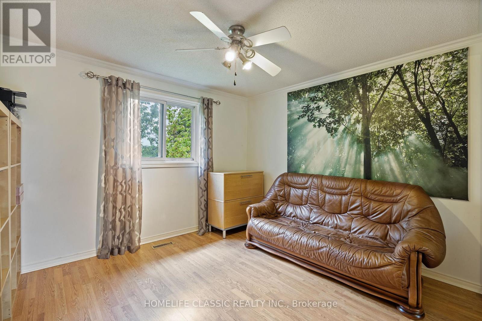 Photo 5 of 93 North Meadow Crescent, Vaughan ON